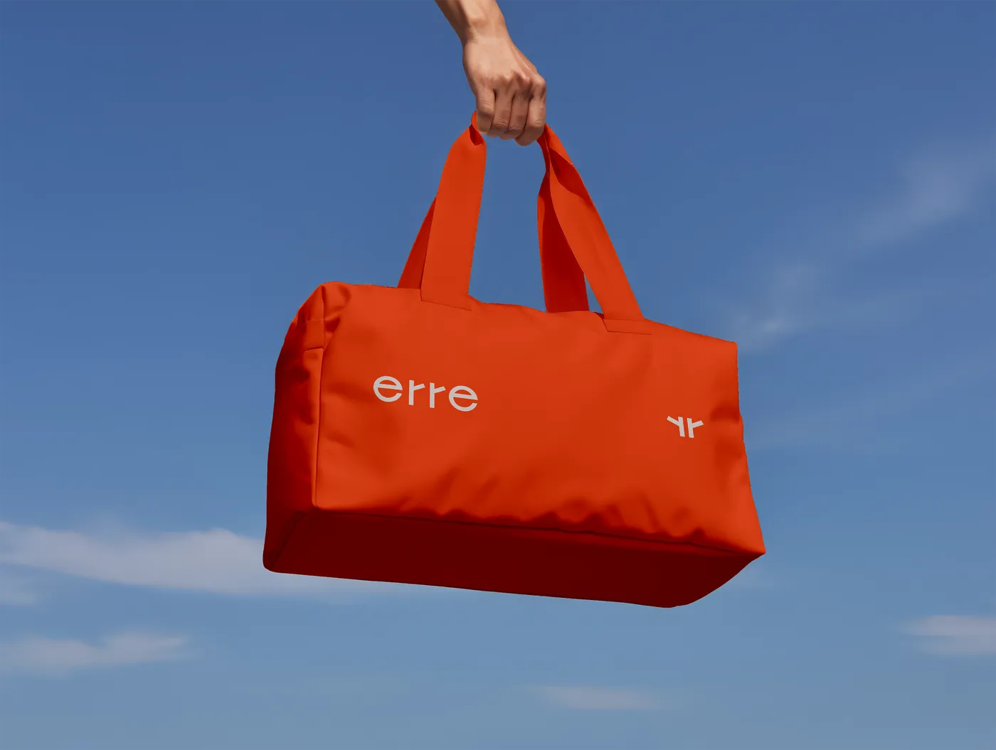 Erre, bolsa de deporte naranja con la marca